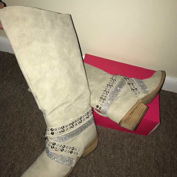 Cream boots - Picture 2 of 6